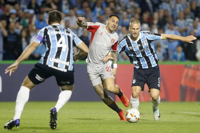 Grêmio deixa escapar a vitória e vai enfrentar o Fluminense