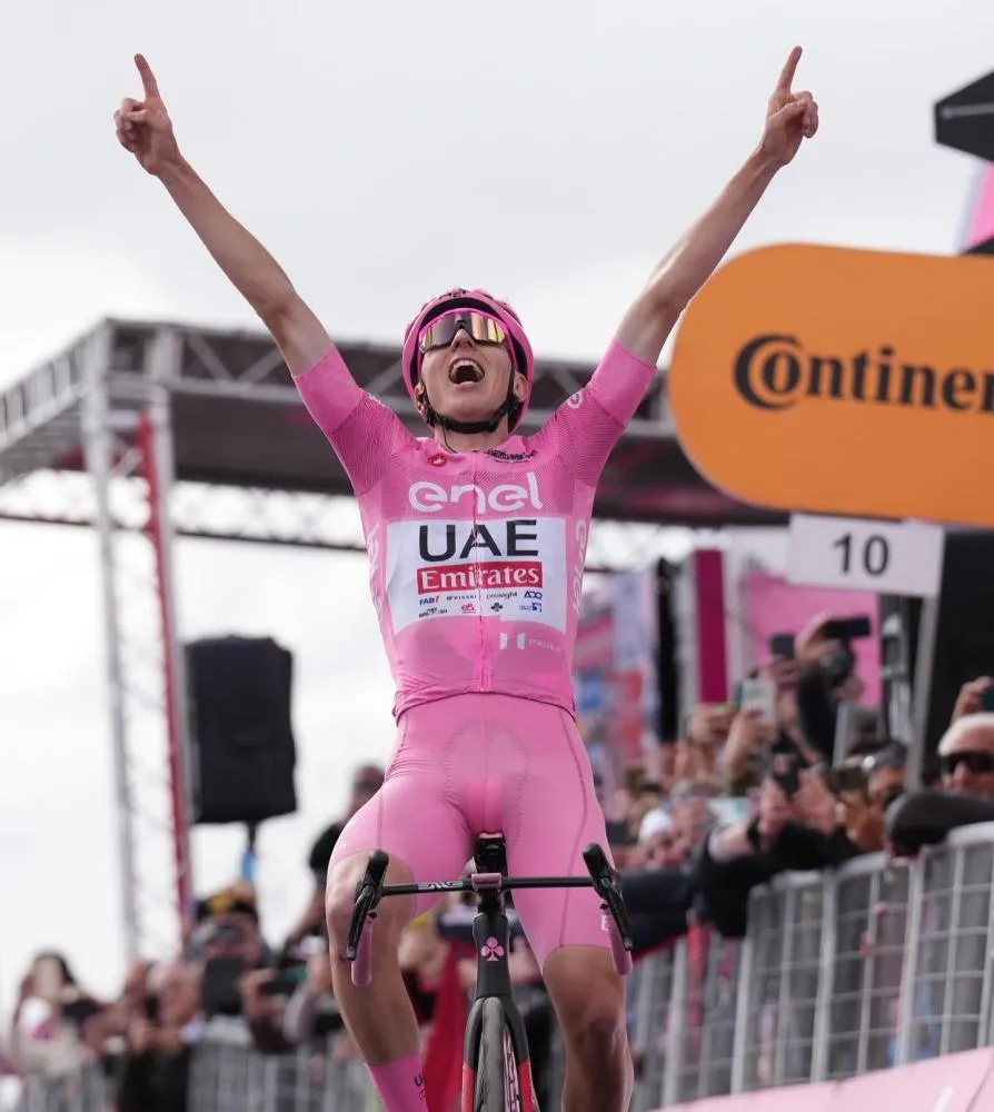 Campeão de ciclismo na Itália doa camiseta para ajudar vítimas das enchentes no RS