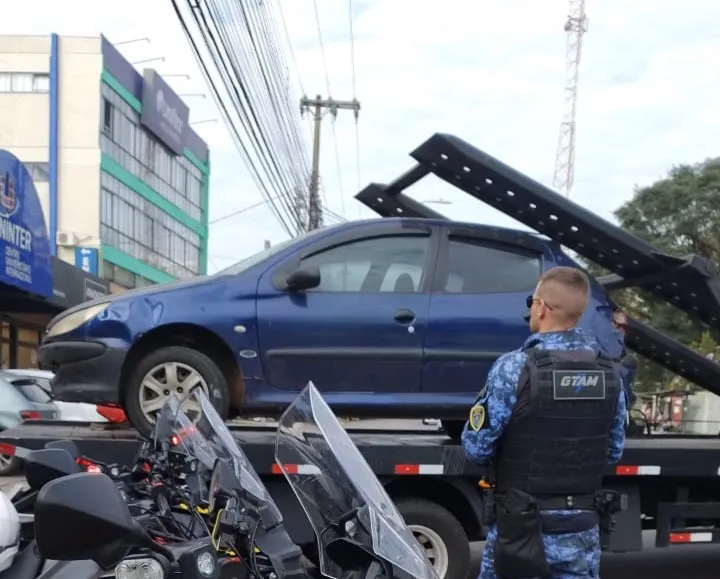 Carro roubado é encontrado em estacionamento de banco em Bento
