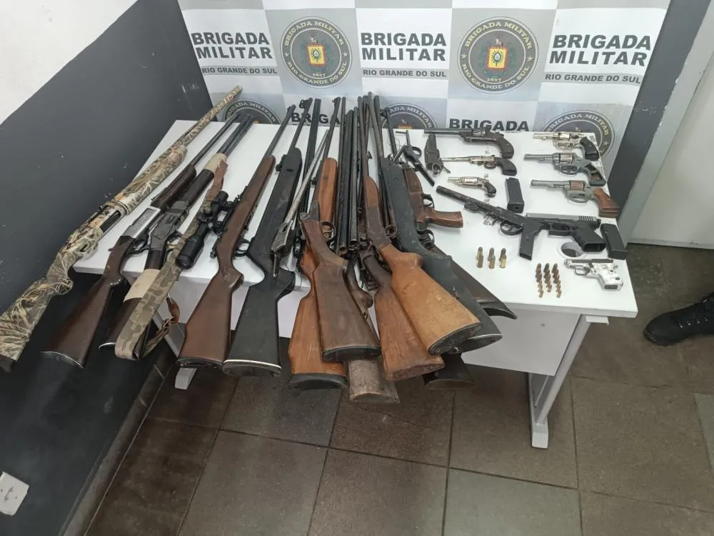 Grande quantidade de armas de fogo foram apreendidas pela BM - Foto: 4ºBPChq/Divulgação