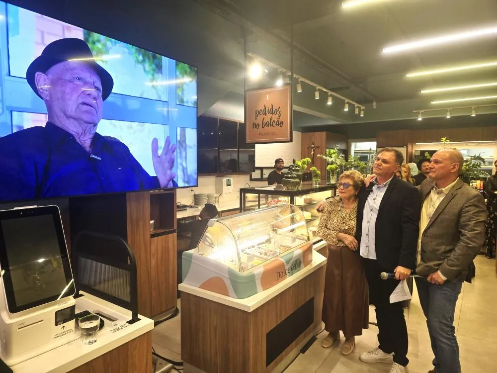 Vídeo trazendo o empreendedor Claudino Dalla Costa emocionou a todos no evento - Fotos: NB Notícias/Divulgação