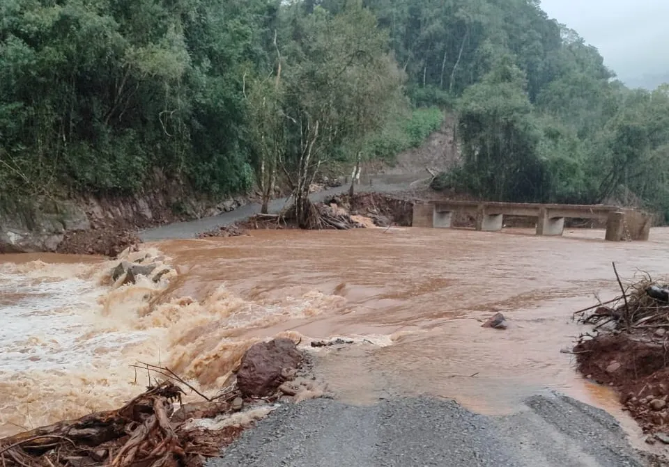 Trecho de acesso ao Vale Aurora está embaixo d'água - Fotos: Prefeitura de Bento Gonçalves/Divulgação