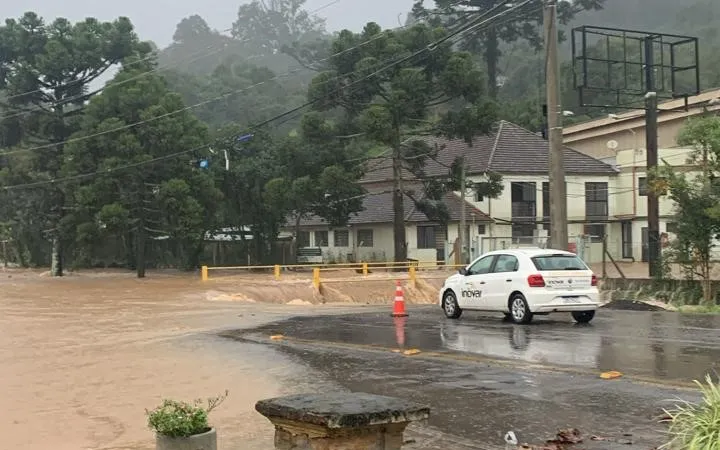 No bairro Vinosul, mais uma vez o Arroio Pedrinho transbordou e inundou ruas e estabelecimentos - Fotos: Divulgação