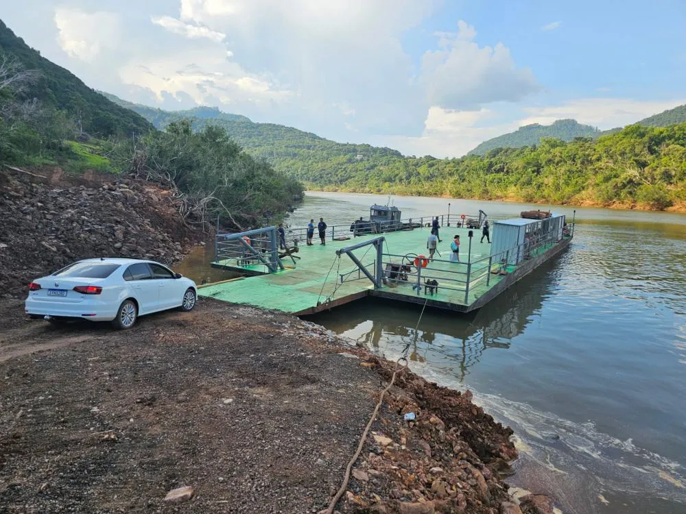 Balsa que será colocada inicialmente deverá ter capacidade para 10 veículos - Foto: NB Notícias