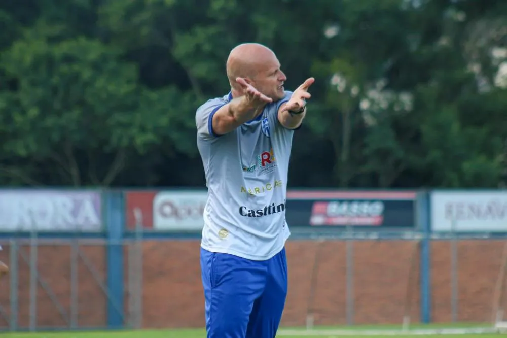 Técnico Gustavo Papa fica com o cargo a perigo após mais uma derrota
