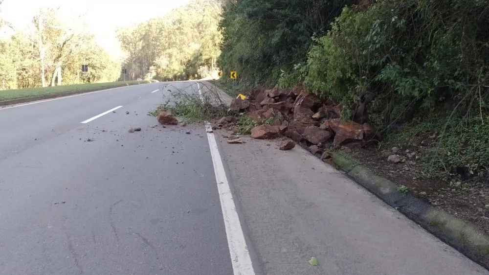 Pedras caíram na altura do quilômetro 34 da ERS-122