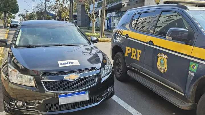 Homem é preso ao falsificar veículo com adesivo do DNIT 