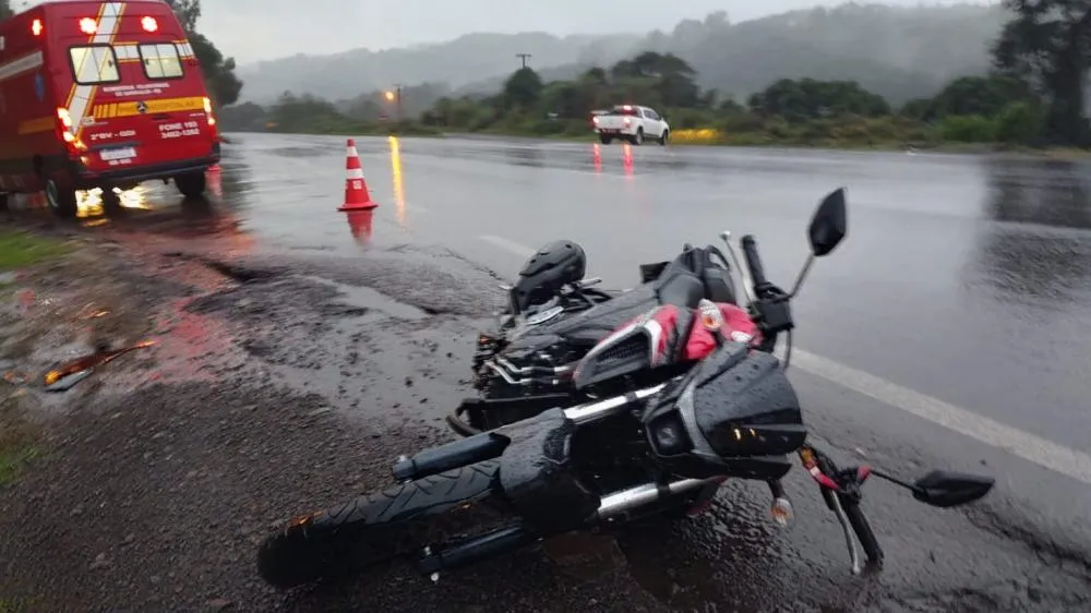 Motocicleta foi atingida por um caminhão, que seguiu viagem e motorista pode nem ter visto o acidente - Foto: Guilherme Kalsing/Rádio Estação FM