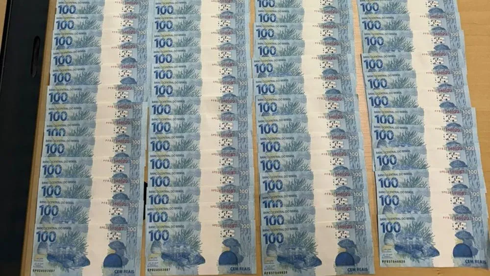 Jovem recebeu pelos Correios 100 cédulas falsas de R$ 100 - Foto: Polícia Federal/Divulgação