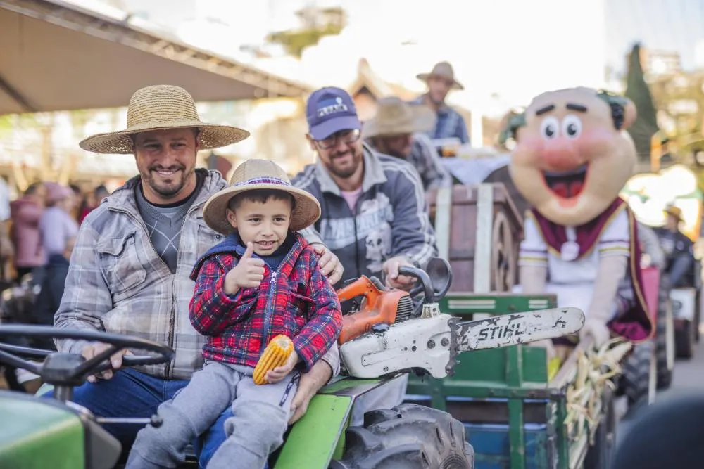 Produtores rurais de todas as idades participaram do tradicional desfile da Fenavinho - Fotos: Augusto Tomasi/Divulgação