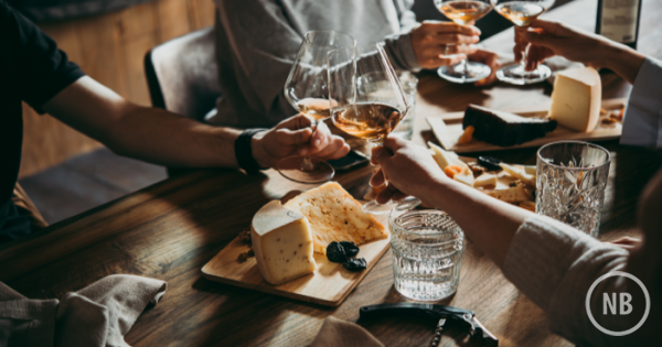 Aproveite o curso gratuito de harmonização de queijos e vinhos