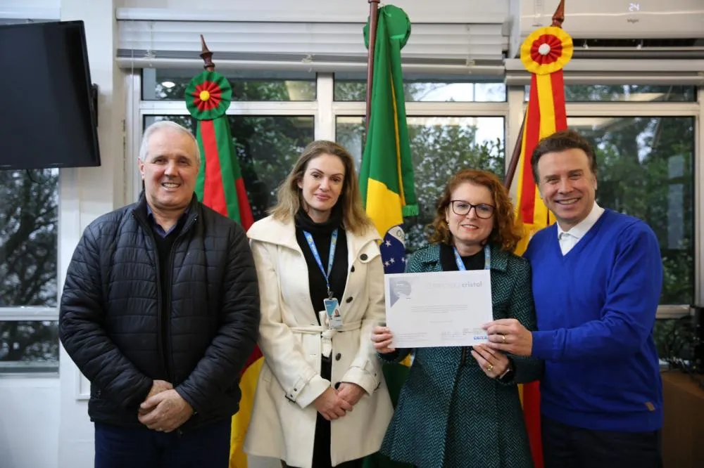 Prefeito Fabiano Feltrin recebeu a certificação dos representantes da Caixa Federal.