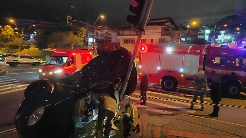 Apesar do susto, quatro ocupantes do Fiat Palio não sofreram ferimentos graves - Foto: Mauro Teixeira/Rádio Solaris/Divulgação