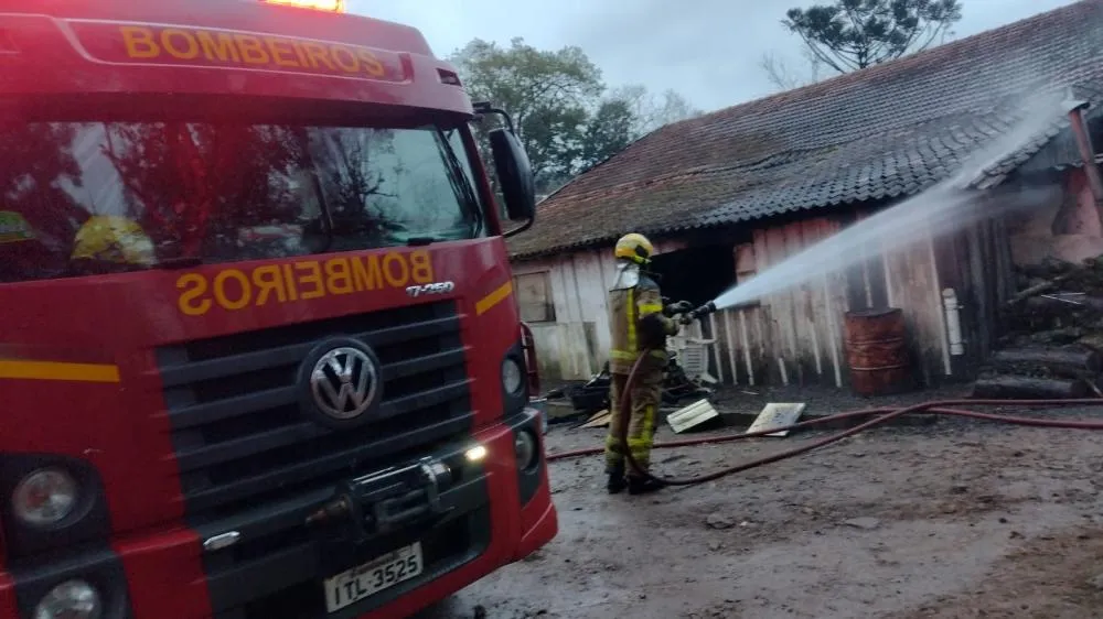 Bombeiros controlam incêndio em galpão em Bento Gonçalves