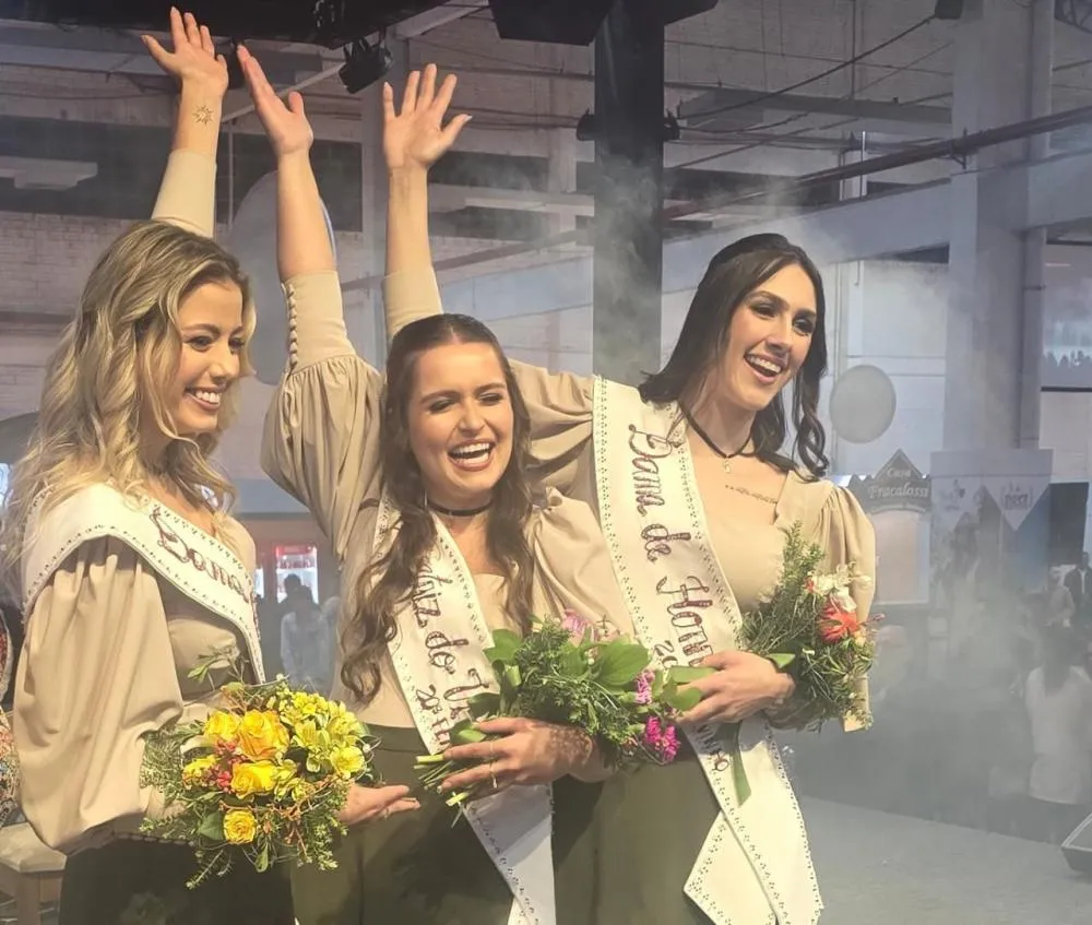 Graziele Miszevski, Laura Strozak e Yasmin Barbacovi são as novas soberanas da 20ª Fenavinho - Foto: NB Notícias 