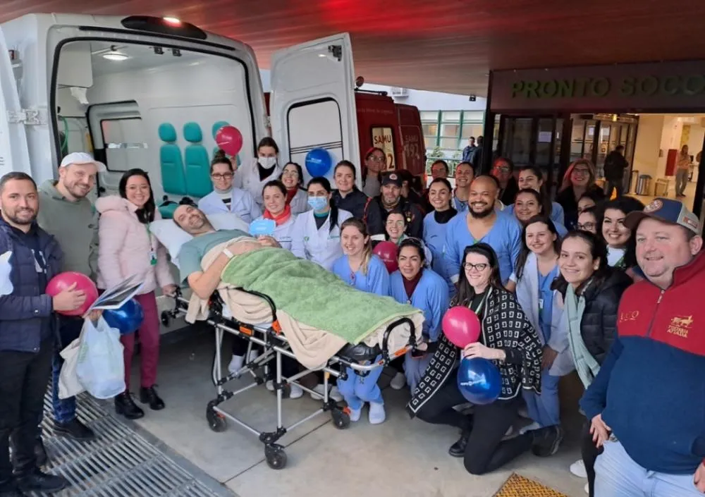 Piovesana deixou o hospital sob aplausos de familiares e amigos - Foto: Divulgação 