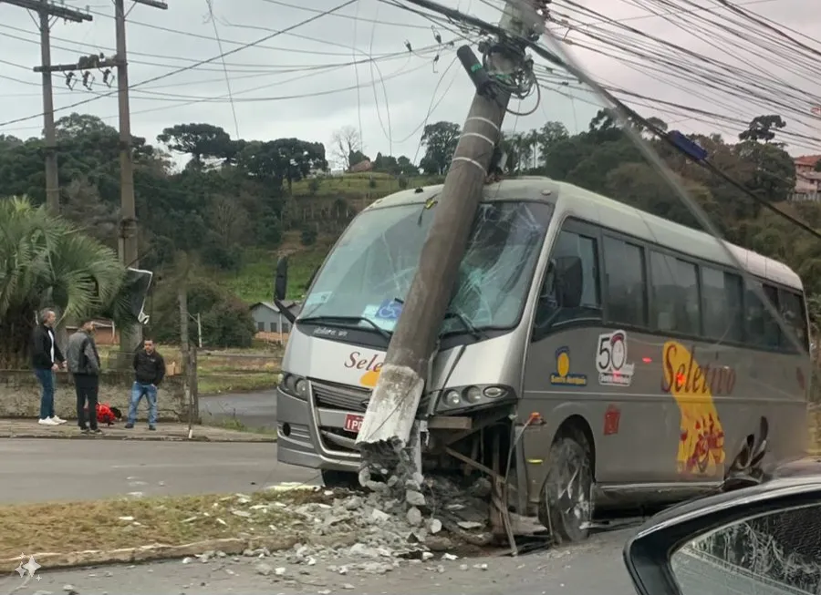 Micro-ônibus colide em poste em Bento Gonçalves