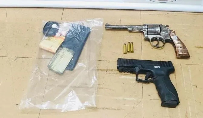 Armas utilizadas no crime foram apreendidas com os suspeitos - Foto: Brigada Militar/Divulgação