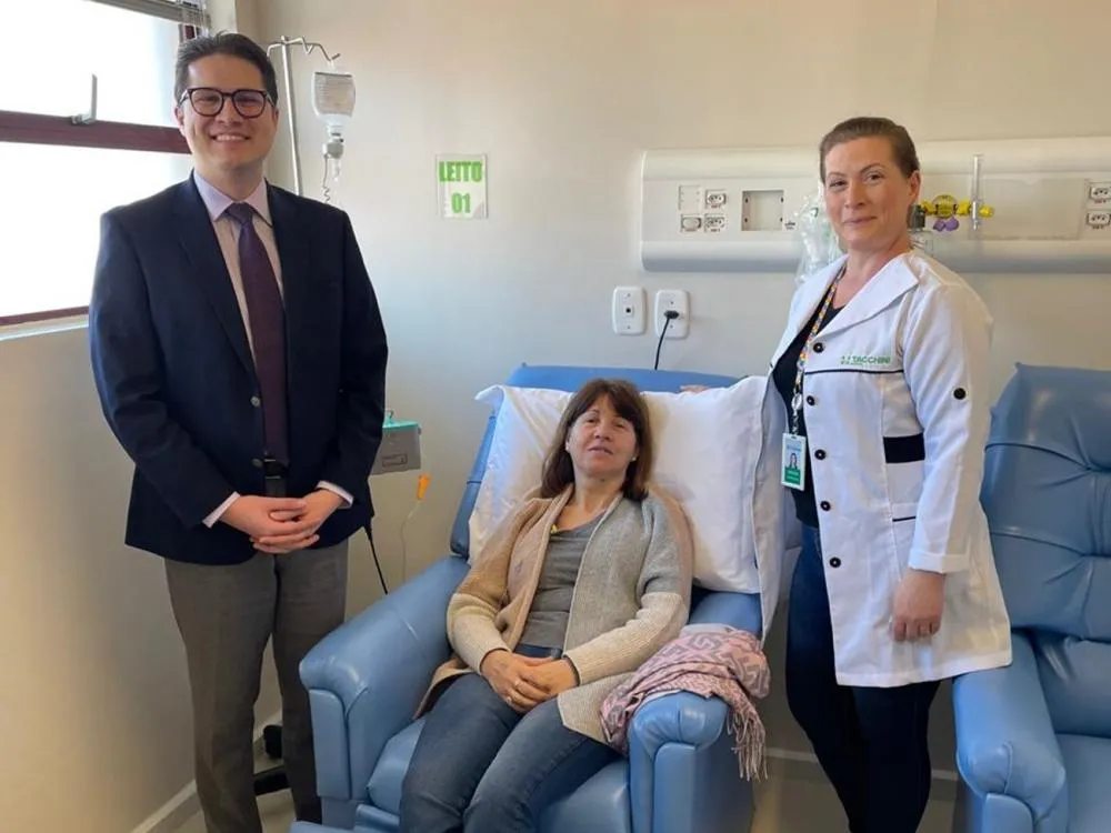 Ooncologista Guilherme Sartori e a enfermeira Mariza Bongiovan, ao lado da primeira paciente do novo espaço, Simone Torresan - Foto: Divulgação
