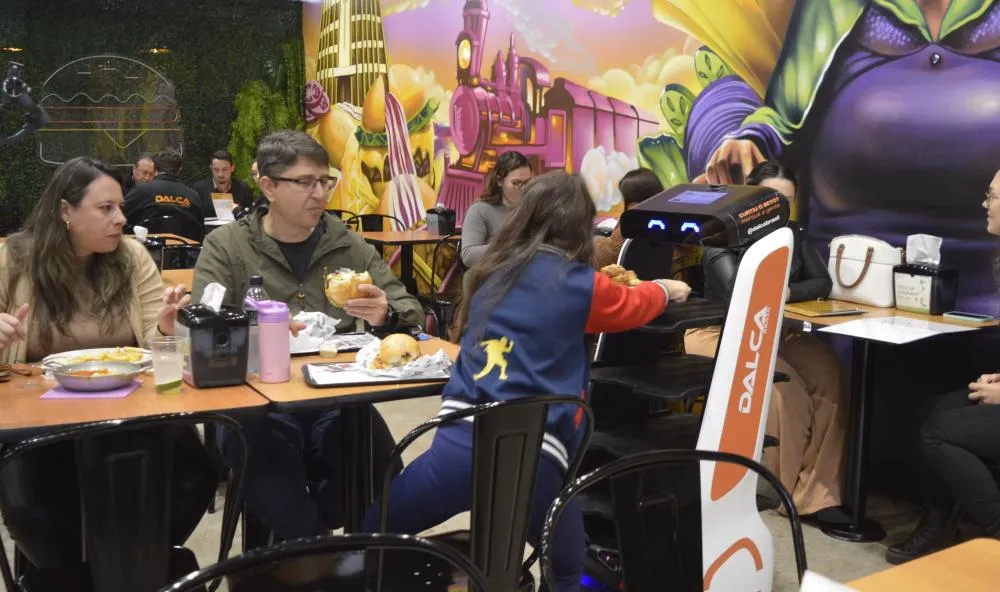 Robô atendente feito em Bento Gonçalves é atração em hamburgueria