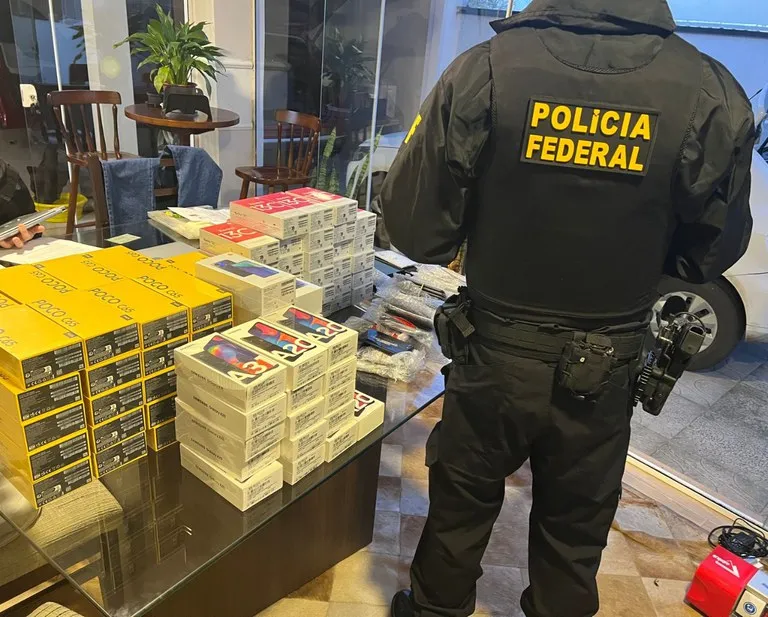 Polícia Federal faz operação para reprimir venda ilegal de celulares
