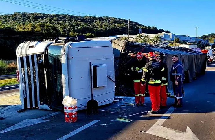 Carreta tombou bem no trevo da Telasul - Foto: João Paulo Deluca/Rádio Garibaldi/Divulgação 