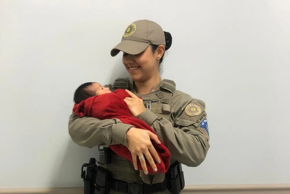 Soldado Martins conseguiu rapidamente realizar a desobstrução das vias áereas do bebê - Foto: Brigada Militar/Divulgação