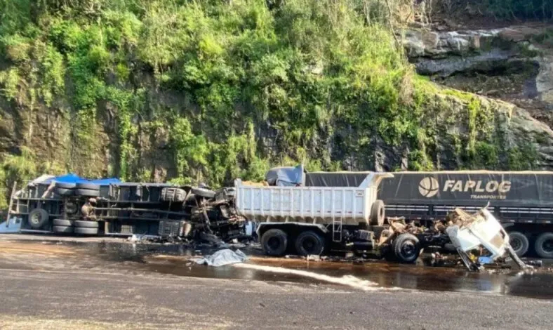 Colisão entre três caminhões deixa um morto e dois feridos