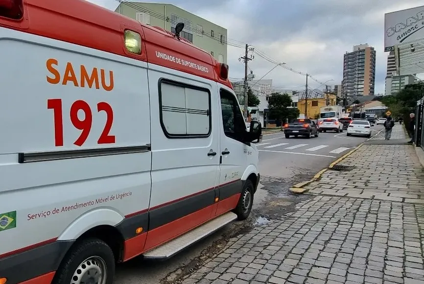 Mulher de 33 anos foi levada para o atendimento no Hospital Tacchini - Foto: Rádio Difusora/Divulgação