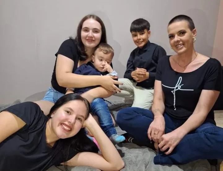 Mãe de 4 filhos pede ajuda da comunidade em sua luta contra o câncer