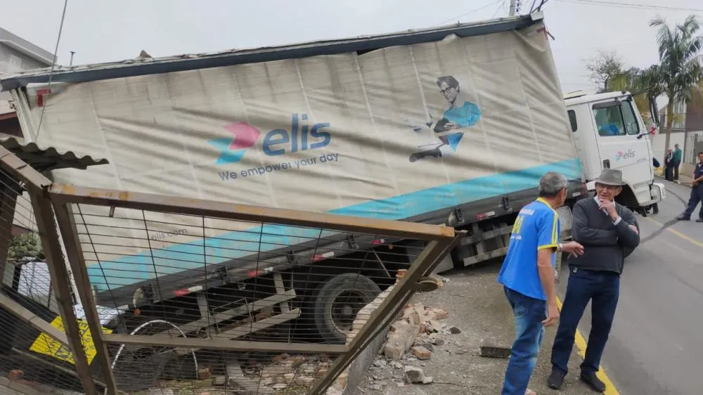 Apesar do susto, ninguém ficou ferido no acidente - Foto: Divulgação