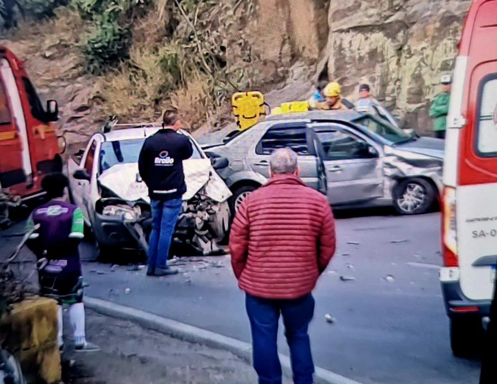 Veículos colidiram em uma curva na Rua Aristides Bertuol - Foto: Divulgação