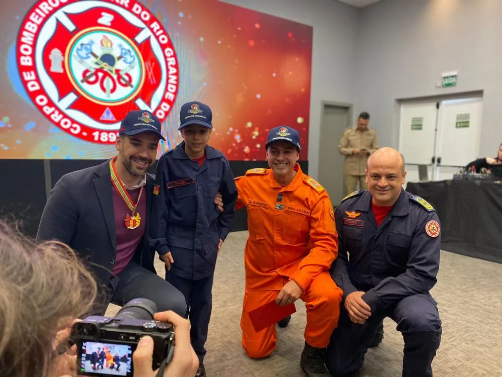 Governador Eduardo Leite recebeu uma cobertura e uma carta dos bombeiros mirins - Foto: Divulgação