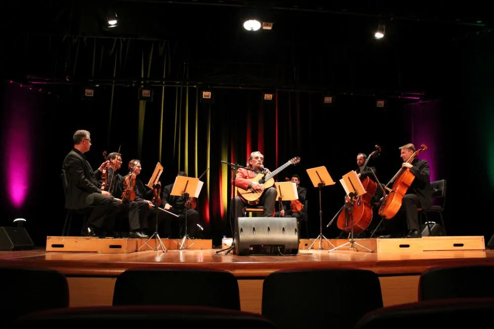 Lucio Yanel se apresenta com a orquestra de cordas da UCS - Foto: Pedro Giles/Divulgação