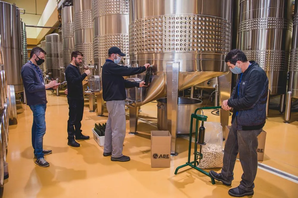 Começa a degustação de amostras da Avaliação Nacional de Vinhos