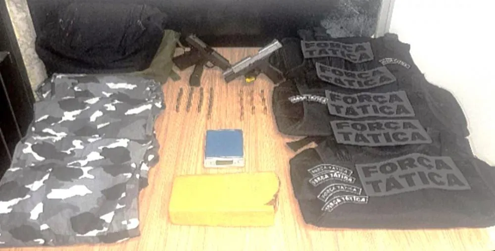 Adolescente é flagrado com duas pistolas, drogas e fardas da Força Tática