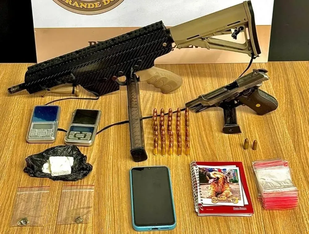 Homem de 29 anos foi preso com submetralhadora e pistola no bairro Eucaliptos - Foto: Divulgação
