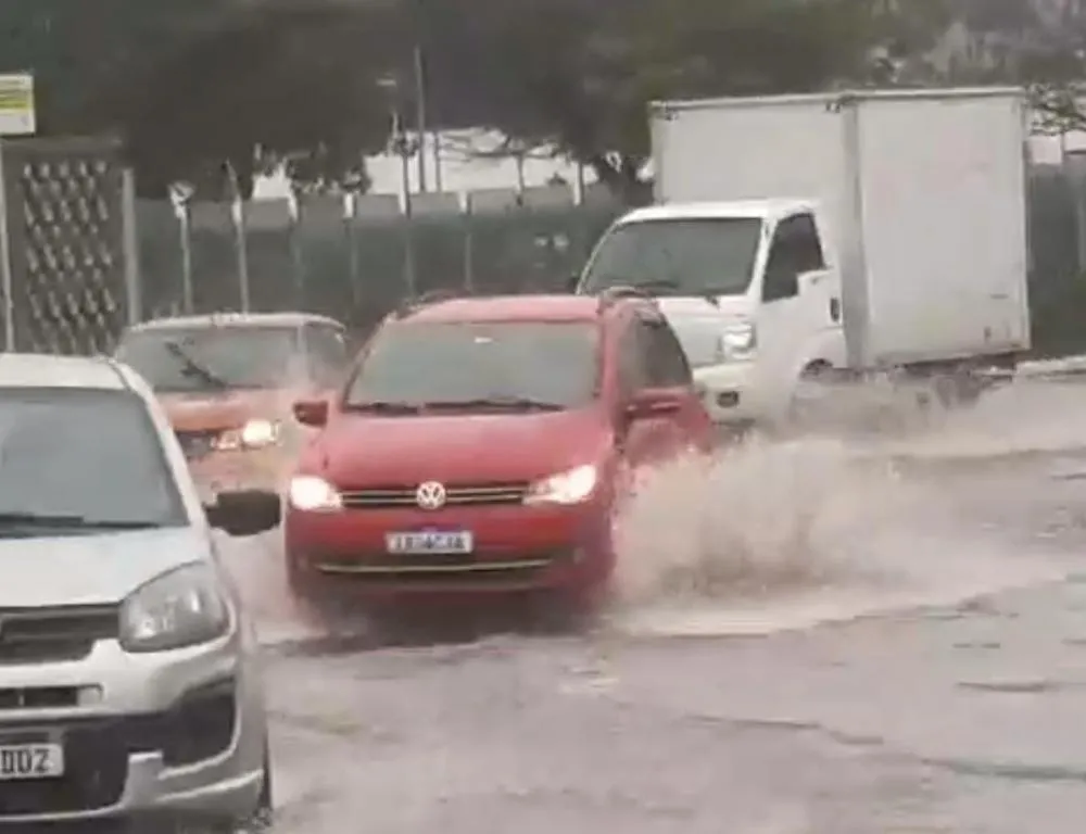 Chuvas alagam ruas e destelham casas em boa parte do Rio Grande do Sul