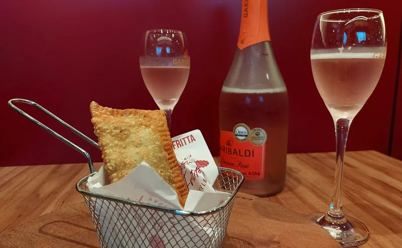 Cooperativa Garibaldi te convida a saborear pastel com um bom espumante