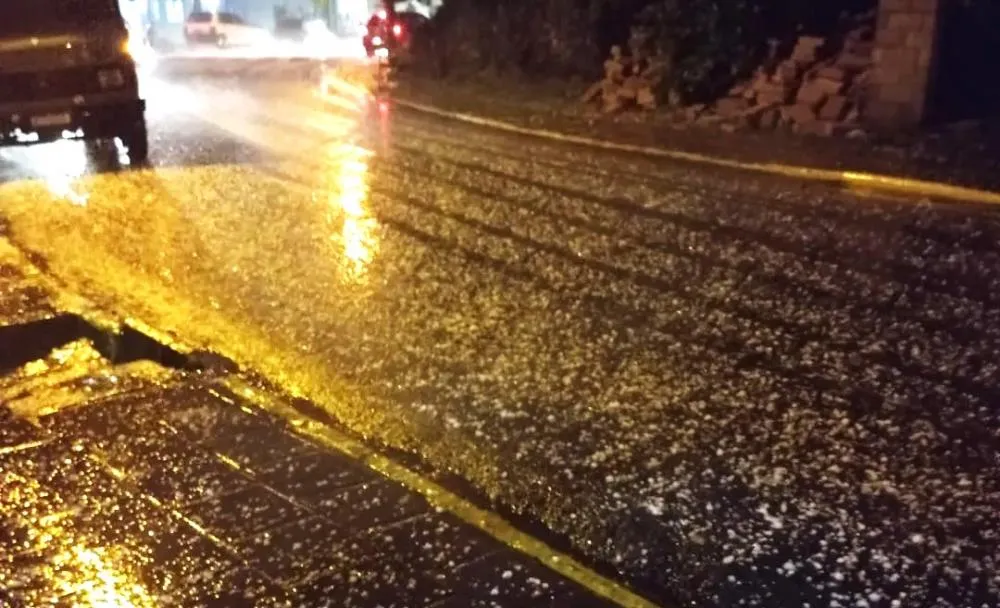 Bento Gonçalves registra queda de granizo e rajadas de vento