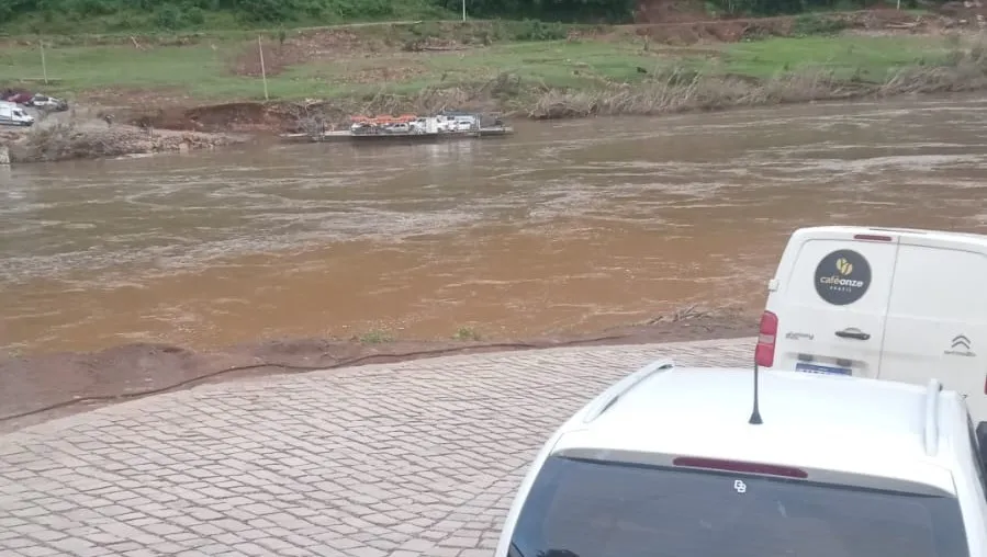 Veículos já foram filas na espera do serviço da balsa na manhã desta sexta-feira, 4 de outubro - Foto: Divulgação