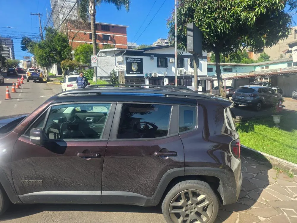 Veículos com adesivos de candidatos foram apreendidos pelos policiais - Foto: NB Notícias