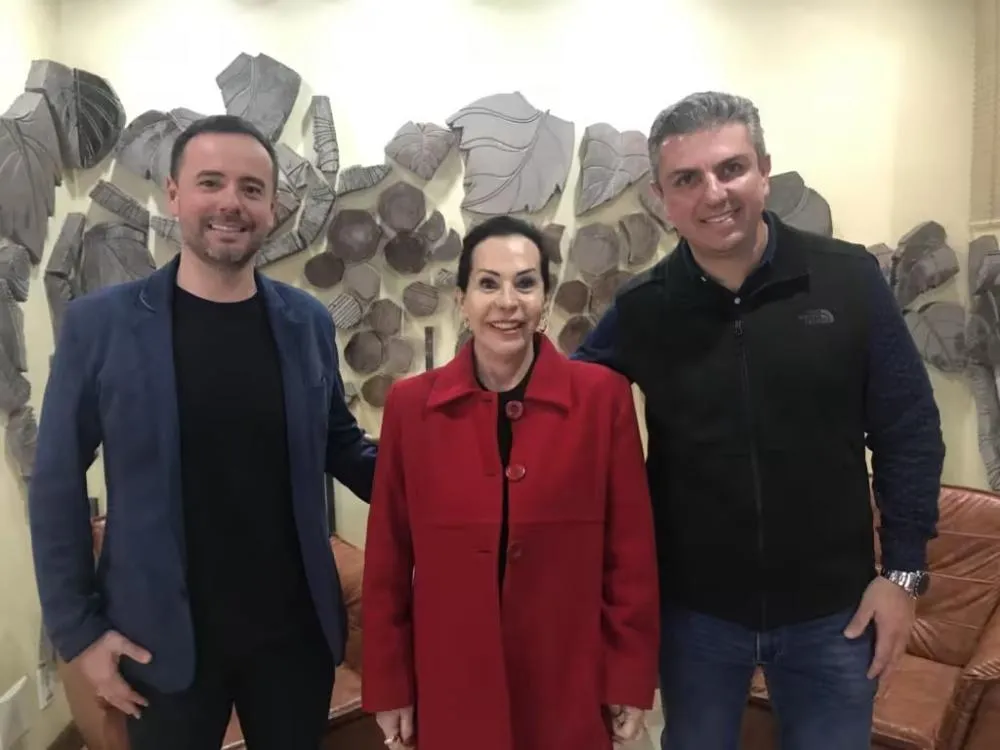 Carmem Dall'Onder com os representantes da Tri Hotéis