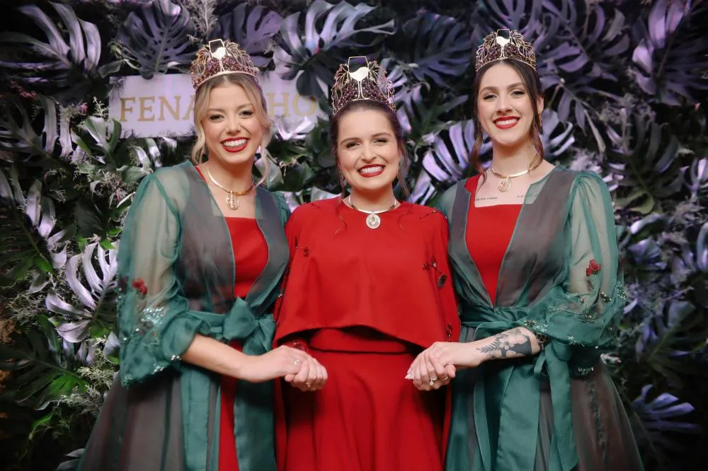 Soberanas da 20ª Fenavinho causam surpresa e encanto com trajes oficiais