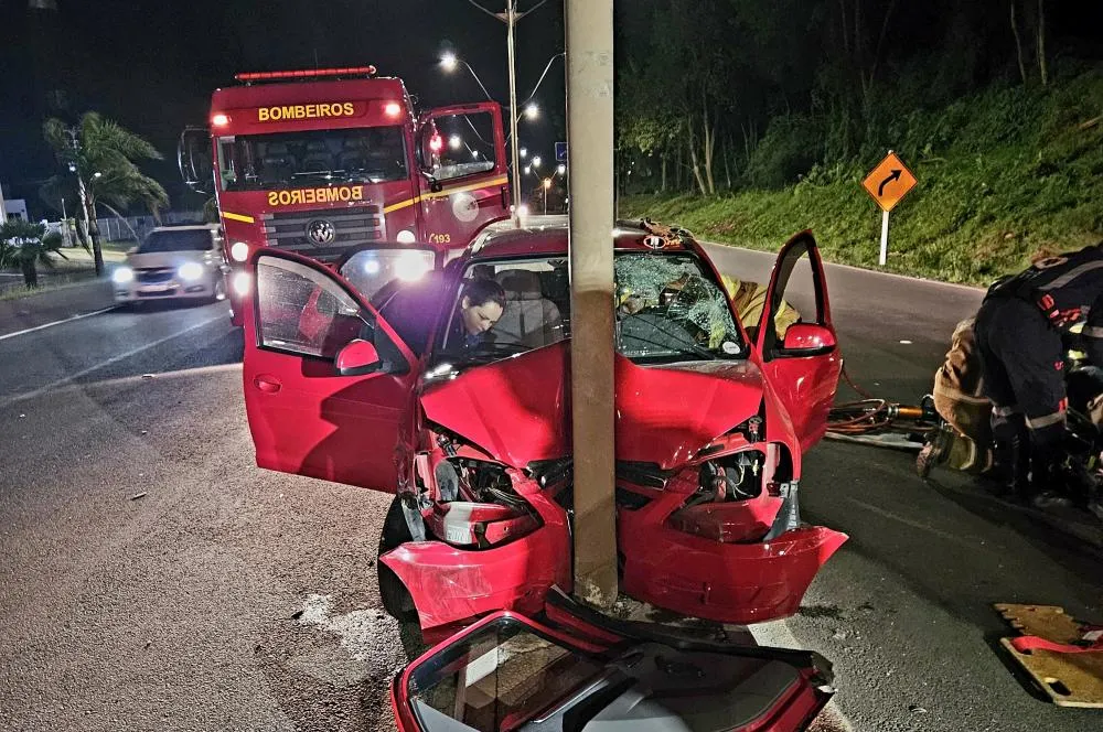 Carro colide em poste e deixa uma pessoa ferida em Bento Gonçalves