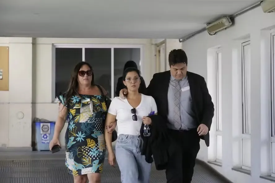 Jacqueline Iris Barcellar de Assis se apresentou na delegacia na tarde desta terça-feira, 15 - Foto: Domingos Peixoto / Agência O Globo