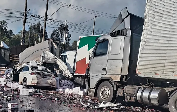 Acidente envolvendo sete veículos é registrado na ERS-122