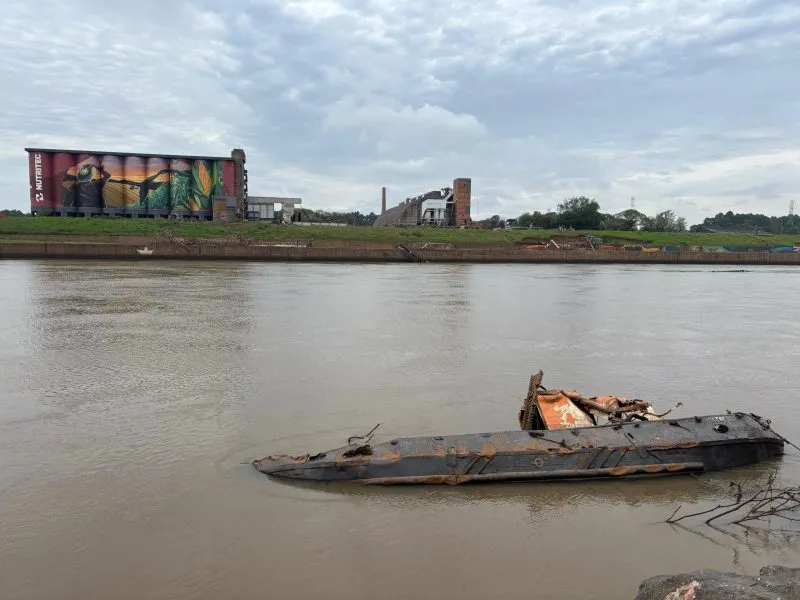 Balsa da Lacel que afundou no Rio Taquari não tem prazo para ser retirada