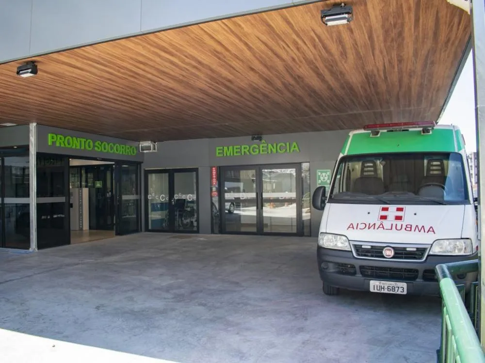 Adolescente precisou ser internada no Hospital Racchini