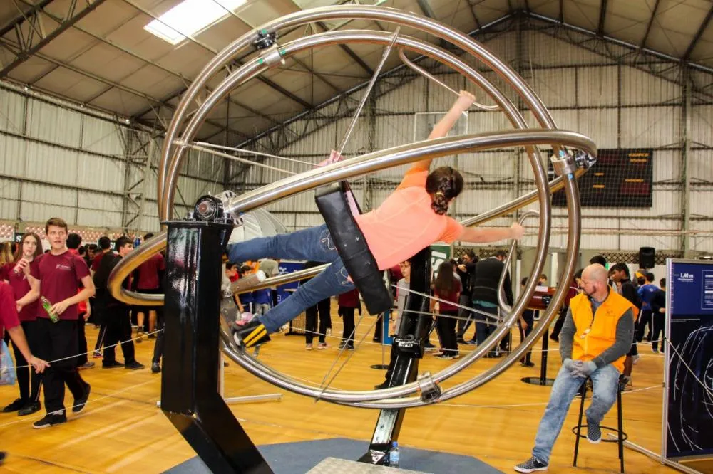 Giroscópio Humano é o mais concorrido entre crianças e adultos que visitam o Museu Itinerante - Foto: Divulgação